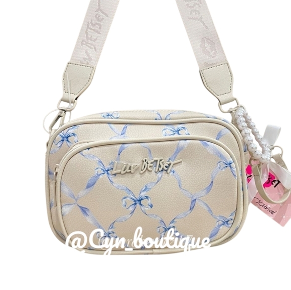 🔹️ Betsey Johnson 🔹️LBLIA Cream Blue Bow Crossbody Bag New With Tags ✨️ - Picture 1 of 2